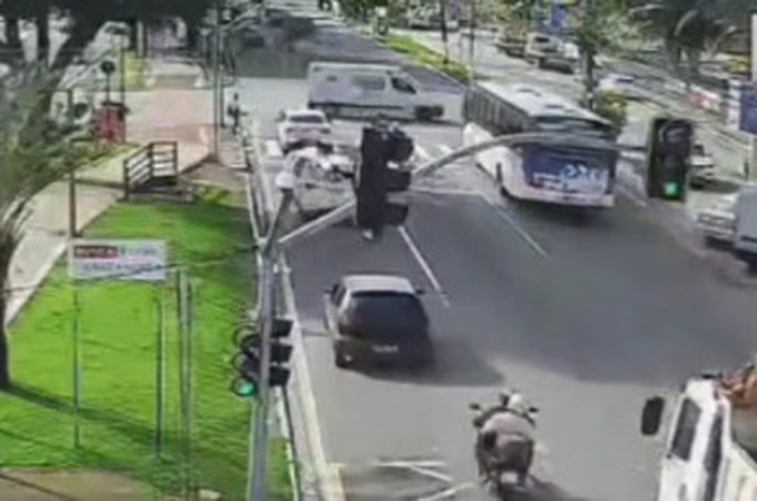 Vídeo mostra momento da batida entre ambulância e ônibus em Maceió
