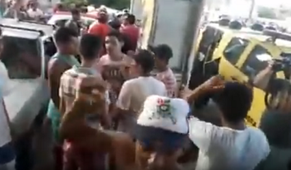 VÍDEO. Populares pedem fechamento de posto de combustível que elevou preço da gasolina, em AL