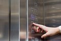 Três pessoas ficam presas em elevador de edifício na Ponta Verde, em Maceió