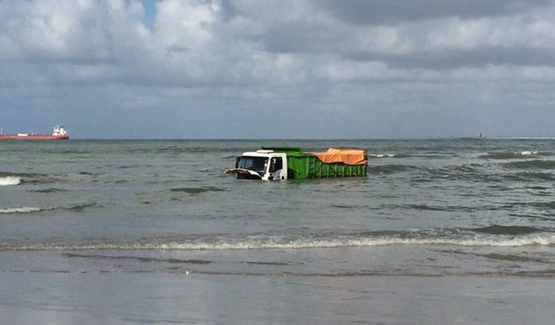Maré sobe e 'engole' caçamba que fazia a limpeza na orla de Maceió