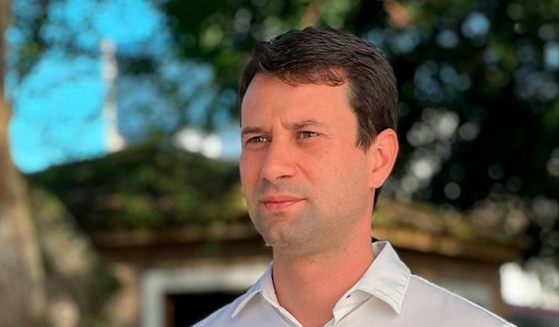 Deputado Daniel Barbosa lança livro com reflexões sobre desenvolvimento e justiça social durante a Bienal do Livro em Maceió