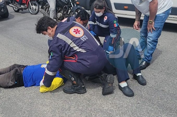 Conversão de carro termina com motociclista por aplicativo e passageira feridos no bairro Brasília
