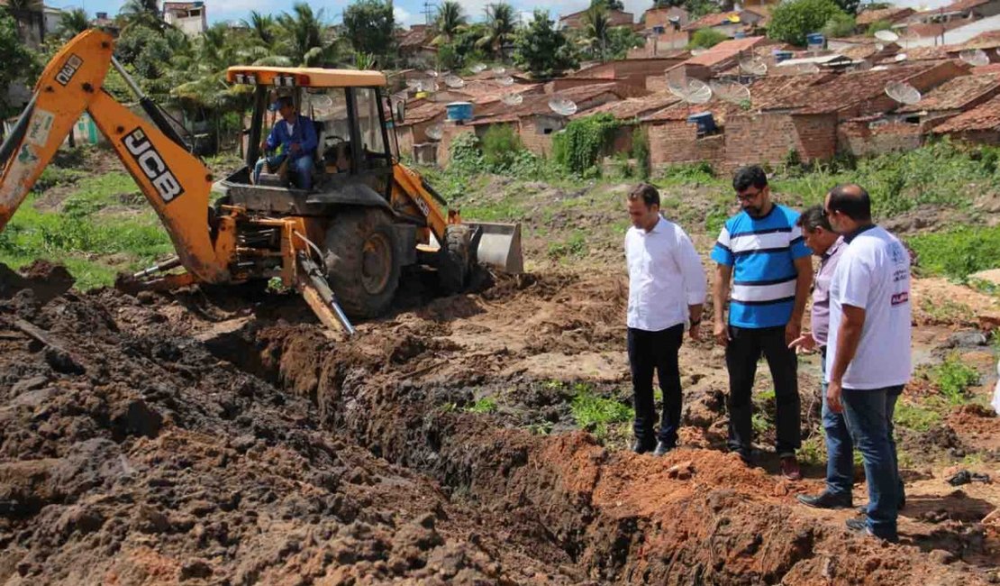 Yale vistoria obras de drenagem no Manoel Teles