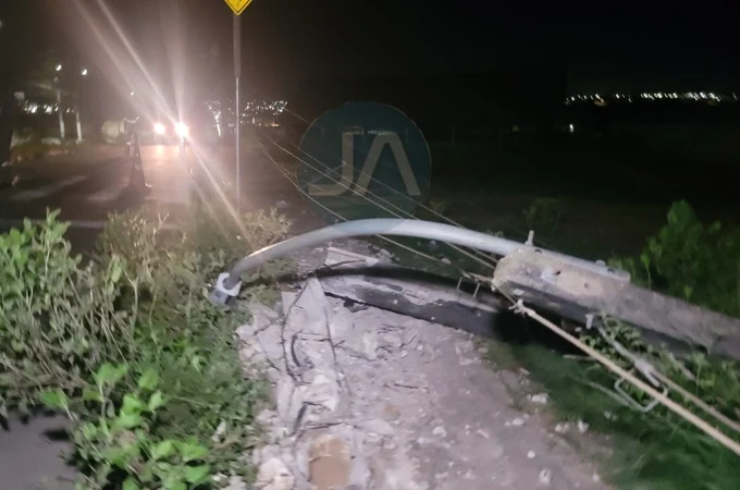 Motorista perde controle da direção e bate carro contra poste no Brisa do Lago