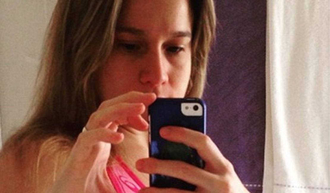 Um mês após dar à luz, Fernanda Gentil exibe boa forma