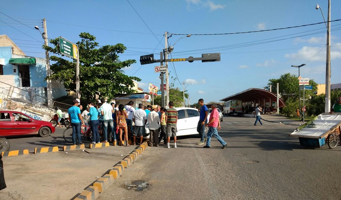 Condutora avança sinal e colide em motocicleta em Arapiraca