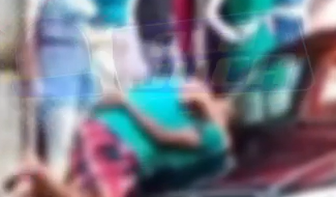 VÍDEO: Casal vive momento de romance em cima de capô de carro na Bahia