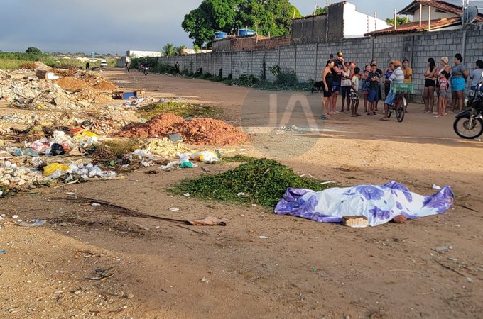 Corpo de jovem é encontrado em terreno, com perfuração na testa, no bairro Planalto, em Arapiraca