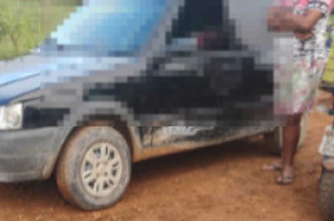 Com marcas de tiros pelo corpo, homem morre ajoelhado no banco de carro em Porto Real do Colégio
