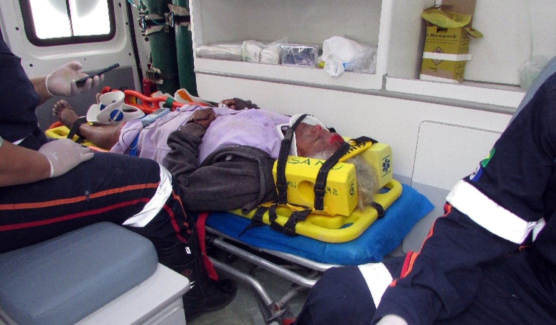 Mulher de 83 anos é atropelada por veículo quando tentava atravessar avenida com sua neta