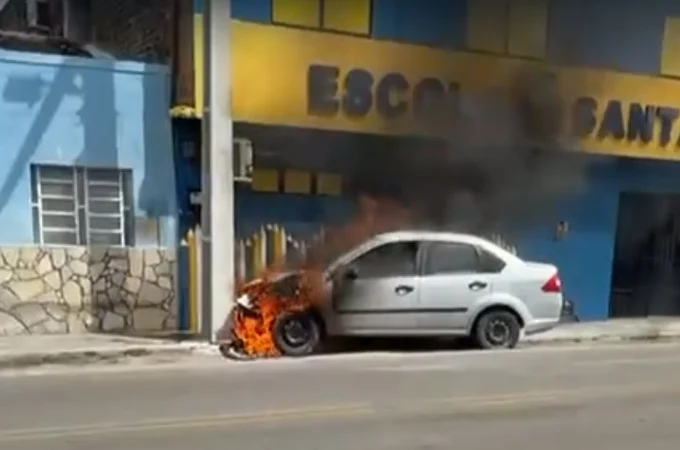 Carro colide com poste e pega fogo no centro de Delmiro Gouveia