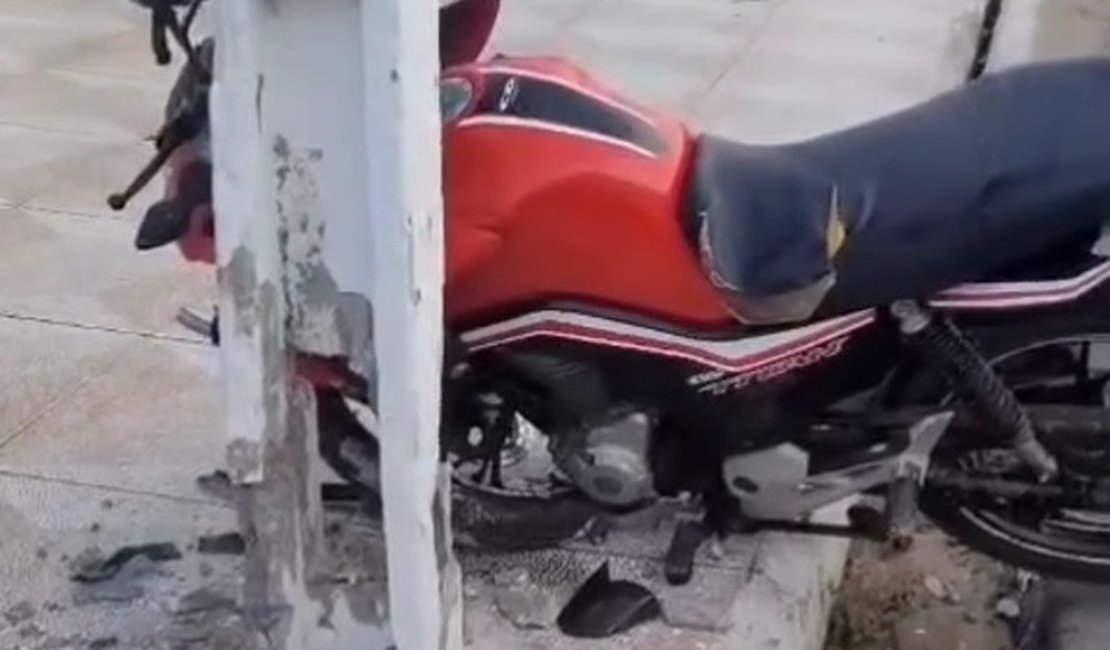 Poste fica destruído após colisão de moto, no bairro Santa Edwiges em Arapiraca
