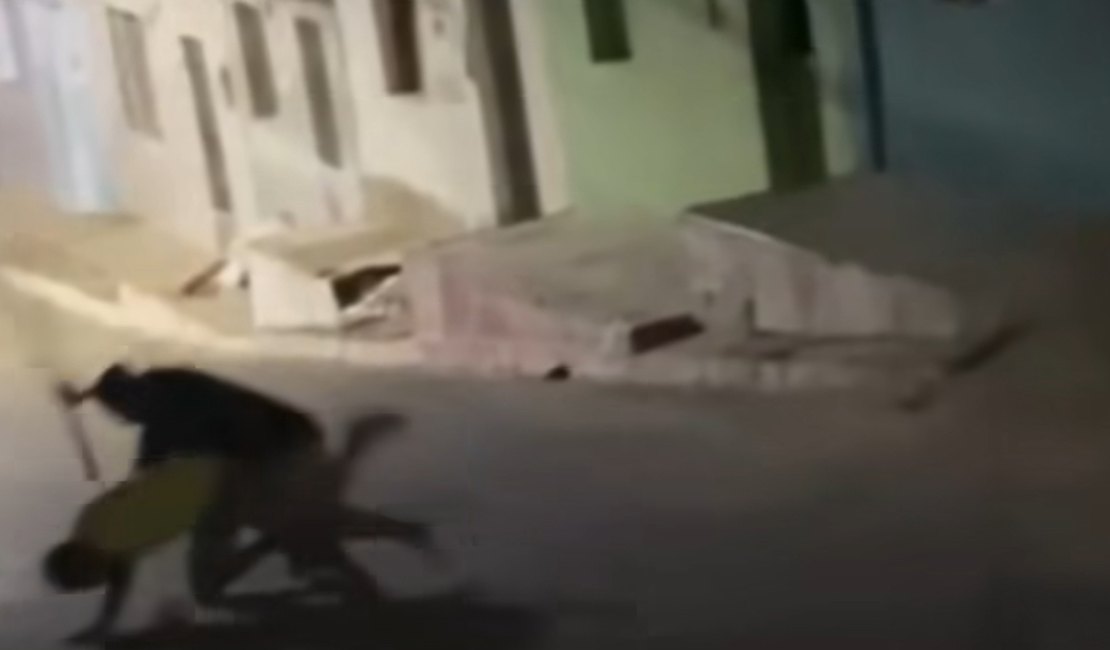 Vídeo mostra briga entre dois irmãos com foice em via pública no interior de Alagoas