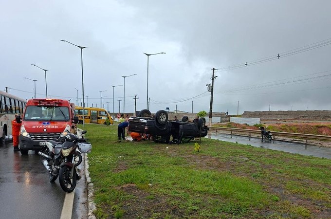 Caminhonete capota e vai parar no canteiro de avenida em Maceió; mulher fica ferida