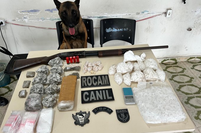 Polícia Militar prende suspeito de tráfico e apreende grande quantidade de drogas e arma, em Arapiraca