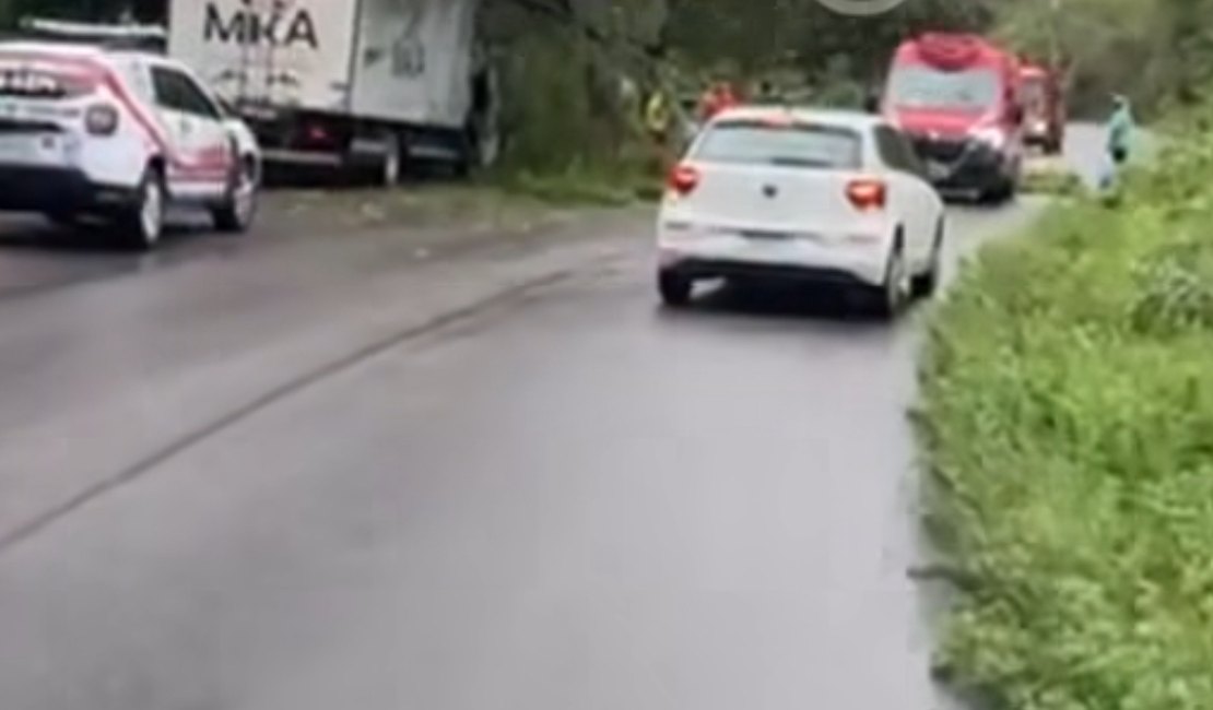 Caminhão colide com árvore e deixa vítima presa às ferragens na AL-145, no Sertão alagoano