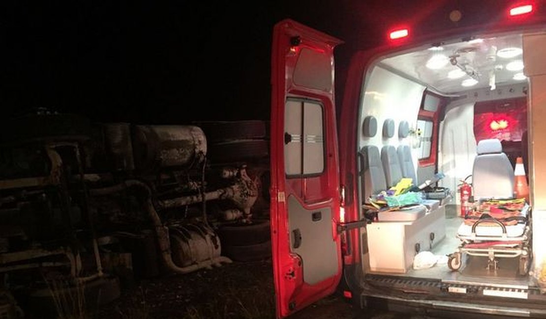 Motorista fica ferido após ambulância colidir com ônibus escolar na BR-104