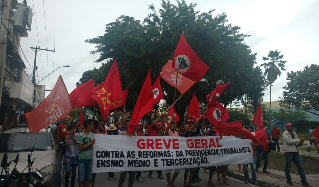 Vídeo. Movimentos sociais realizam manifestação no Centro de Arapiraca