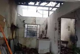 Casa fica destruída após incêndio causado por vela, no sertão alagoano