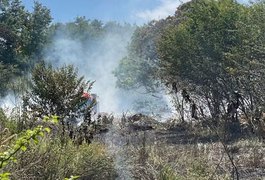 Incêndio atinge terreno dos Correios, fumaça invade área de casas e assusta moradores, em Maceió