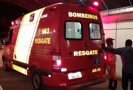 Motorista perde controle do carro e capota em curva na BR-104