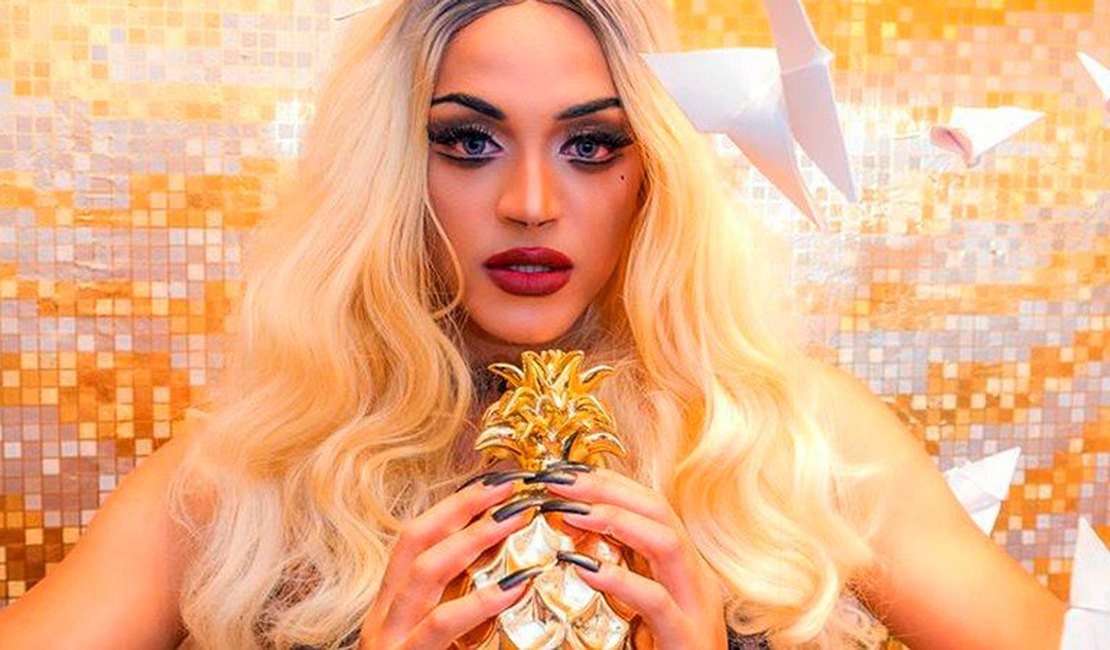 Canal de Pabllo Vittar no YouTube é invadido e aparece com foto de Bolsonaro