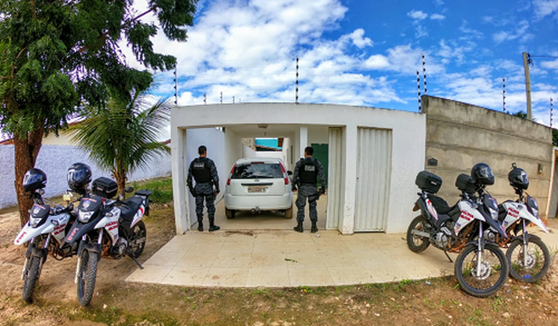 PM recupera automóvel roubado escondido em residência, em Arapiraca