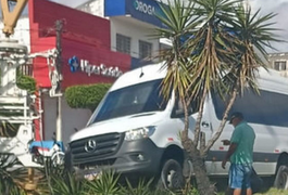 Van desgovernada atinge moto estacionada na região central de Delmiro Gouveia