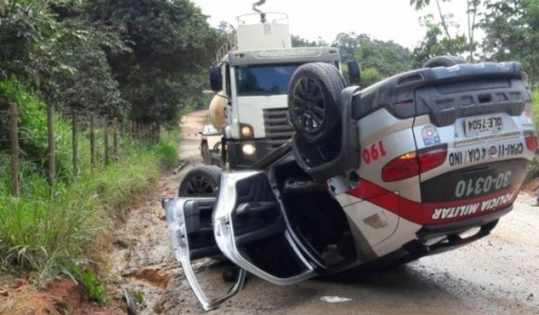 Após perseguição, viatura da PM capota e deixa três policiais feridos em Atalaia