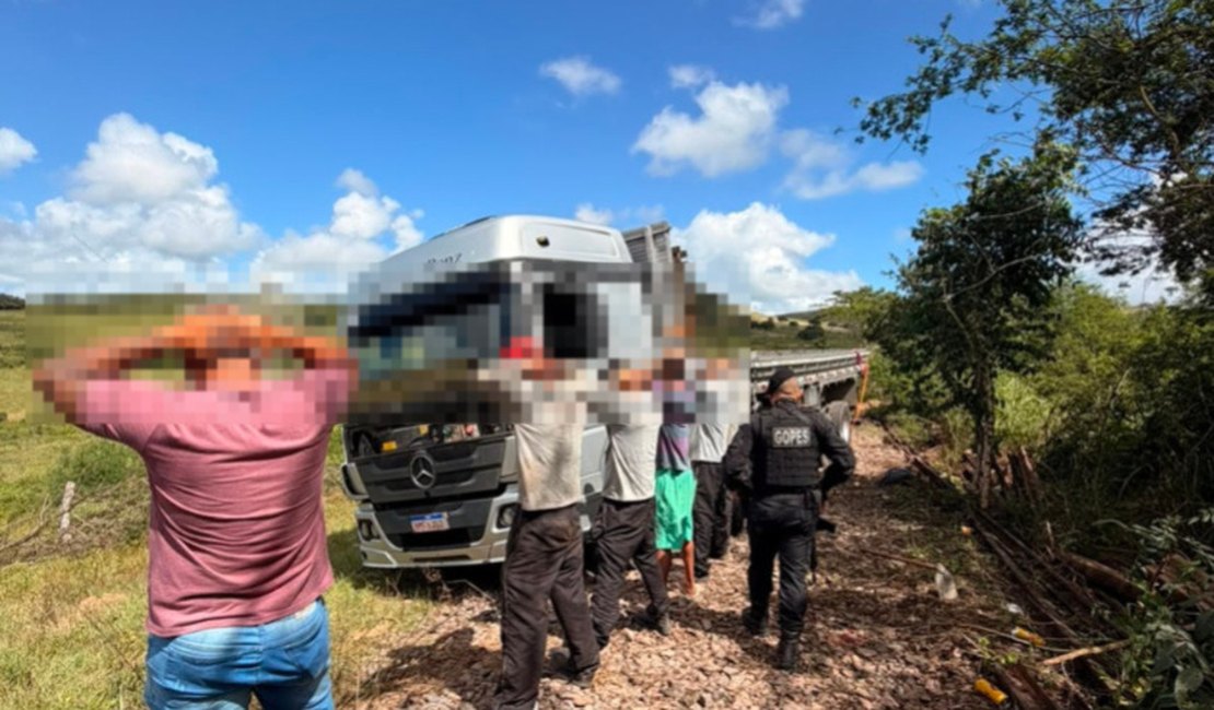 PM flagra homens tentando furtar aproximadamente 1km de trilhos de trem em Girau do Ponciano; oito foram presos