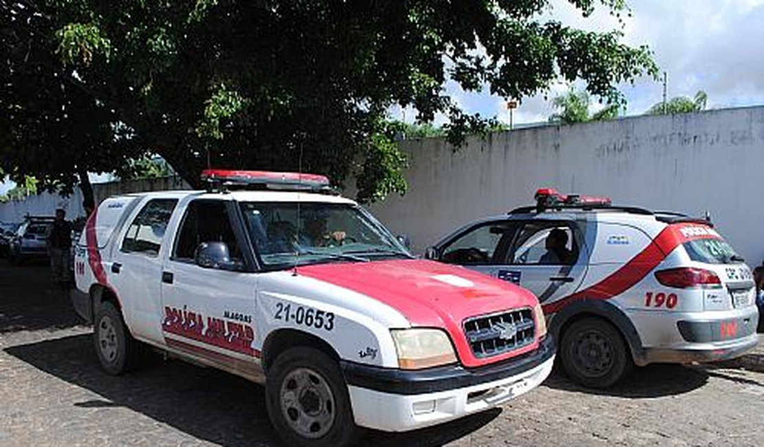 Viaturas da PM fazem fila na Central de Flagrantes, após superlotação