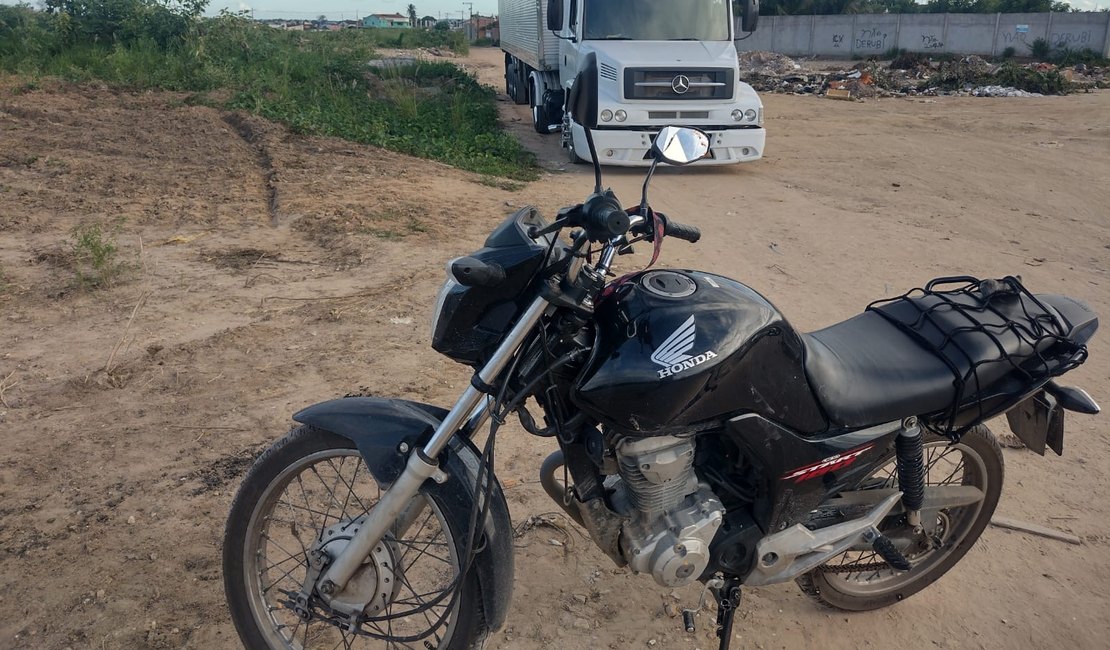 Acidente entre carreta e moto de aplicativo deixa feridos, em Arapiraca