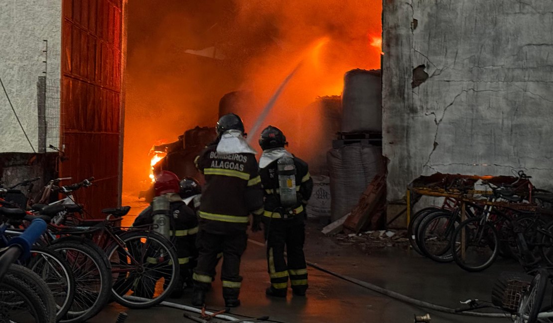 Com ﻿9 viaturas e 25 militares empregados, bombeiros passaram 12 horas para controlar o incêndio em fábrica plásticos, de Maceió