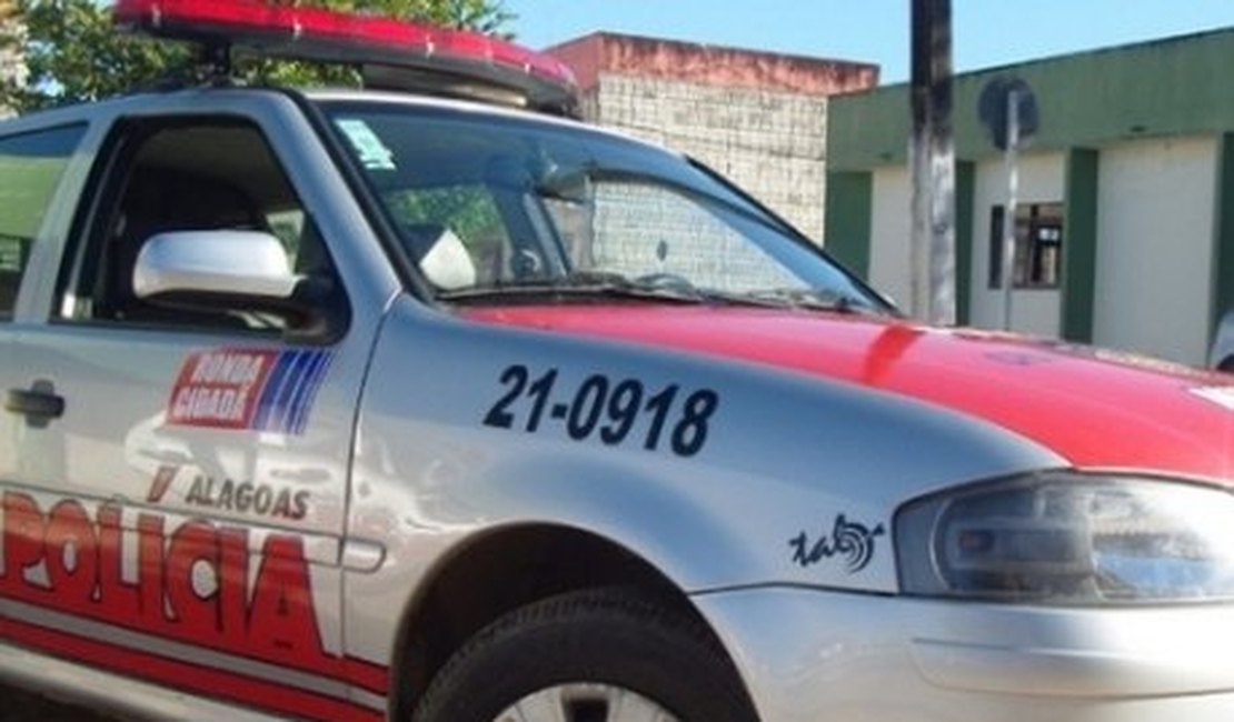 Bandidos armados assaltam van e levam pertences de passageiros