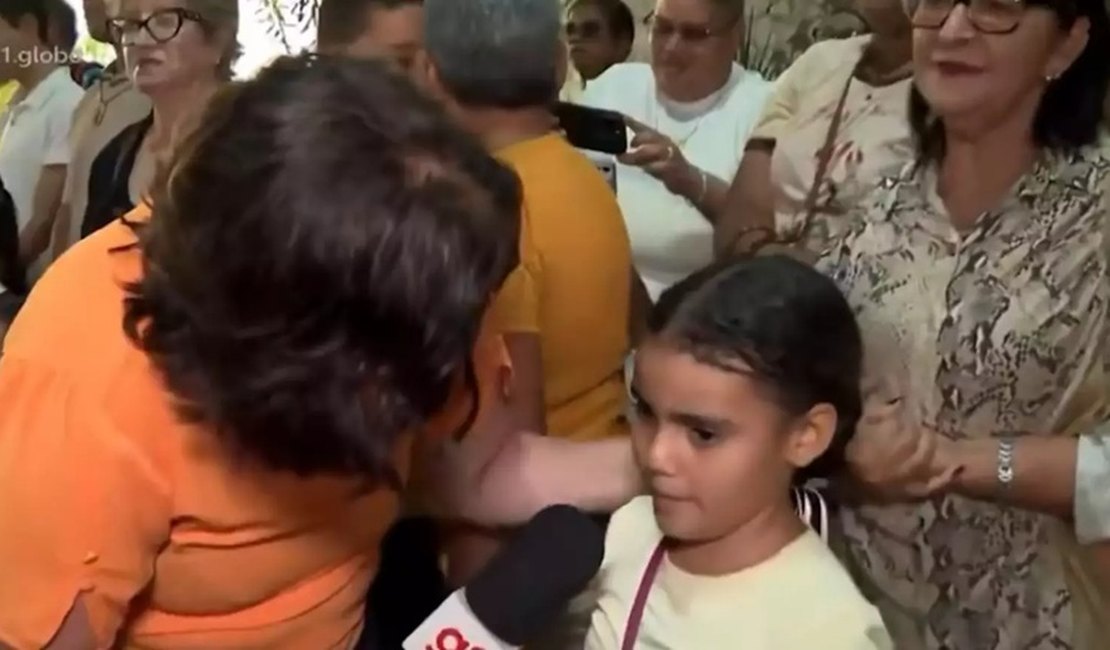 VÍDEO: Ao vivo, menina emociona ao chorar e falar da saudade da mãe falecida, no Recife