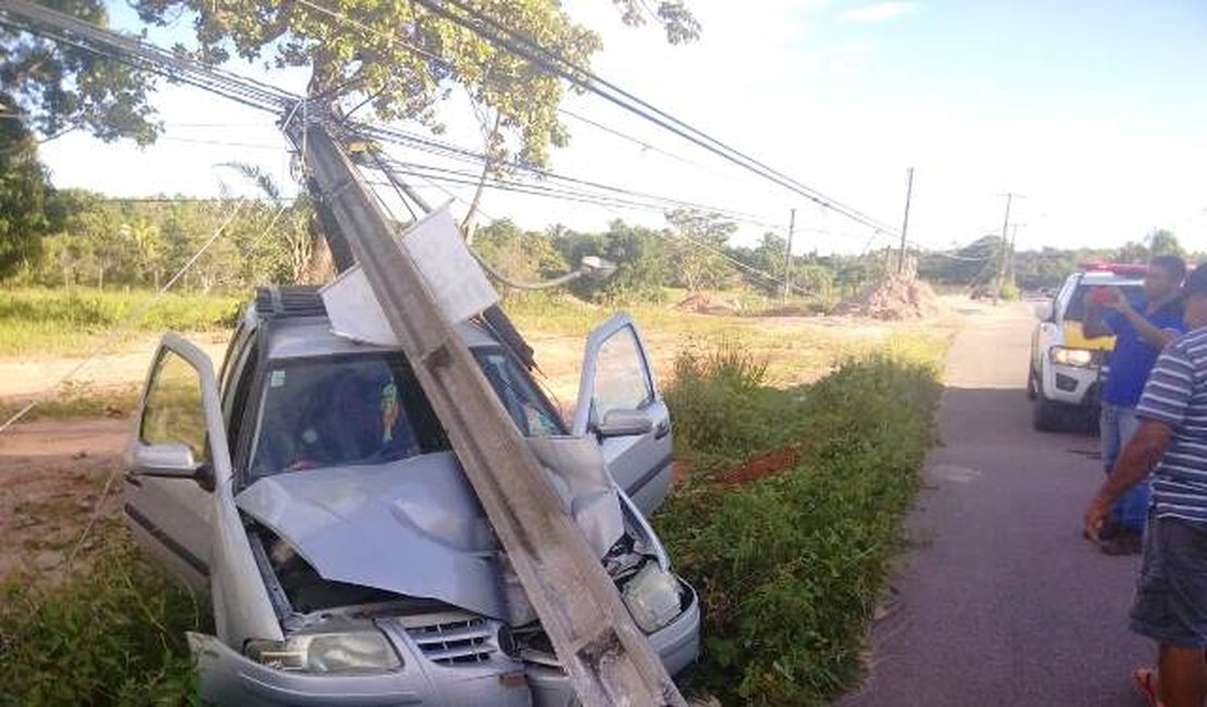Carro sai da pista, colide e derruba poste na AL-101 Norte, em Paripueira