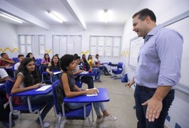 Governador anuncia rateio de recursos do Fundeb para 12 mil professores e monitores