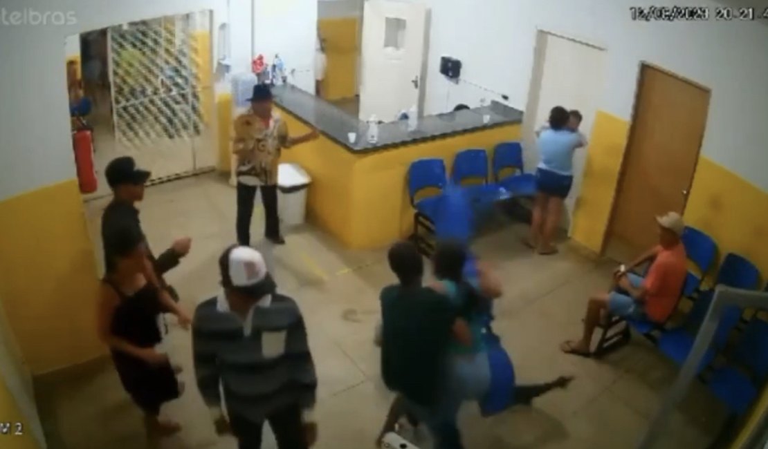 Vídeo. Família revoltada com morte de idoso quebra móveis de unidade de saúde no Agreste alagoano