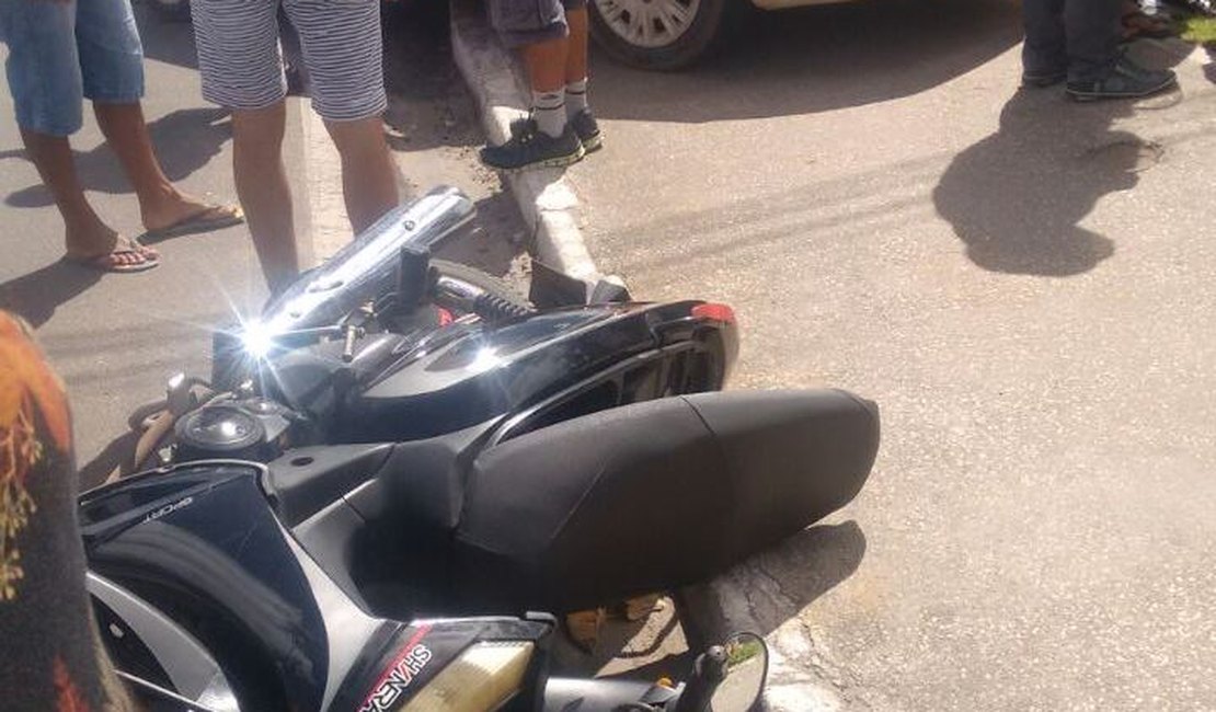 Colisão entre carro e Cinquentinha deixa um homem ferido no Centro de Arapiraca