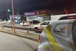 Motorista passa por quebra-molas e carro é atingido na traseira em frente ao HEA, em Arapiraca