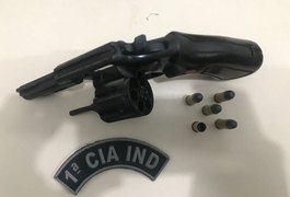 Suspeitos trocam tiros com a polícia e são detidos com veículo roubado