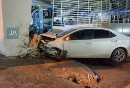 Motorista perde controle de carro, derruba poste e atinge parede de loja em Arapiraca