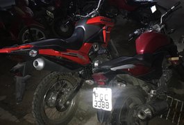 Polícia apreende drogas, arma e motocicletas com jovem no bairro Baixão