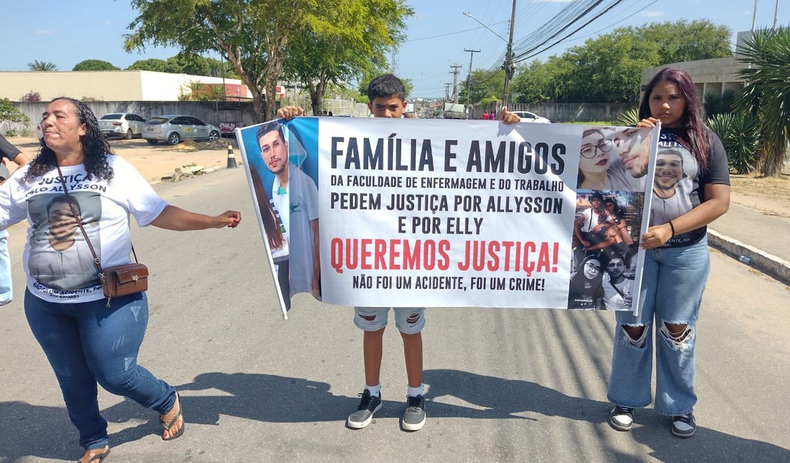 VÍDEO. Familiares e amigos de motociclista morto atingido por carro na contramão fazem protesto em Arapiraca