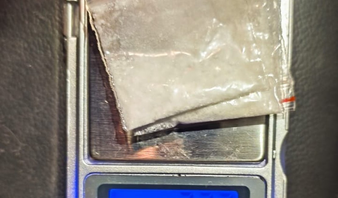 Jovem sem carteira de habilitação é flagrado com drogas e carro irregular em Arapiraca
