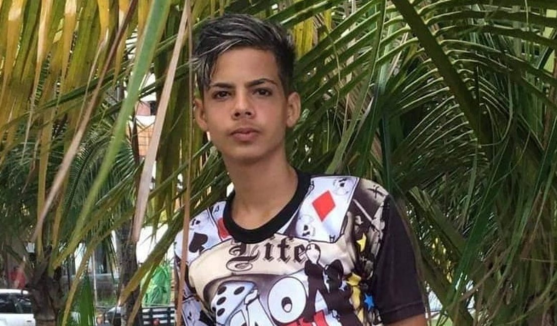 Jovem é assassinado a tiros em frente a estação de TV, em Maceió