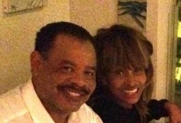 Filho de Tina Turner é encontrado morto em casa com tiro na cabeça