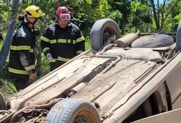 Capotamento em Marechal Deodoro deixa uma pessoa morta e outra ferida