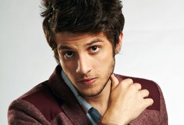 Chay Suede pode comandar programa jovem na Globo, diz jornal