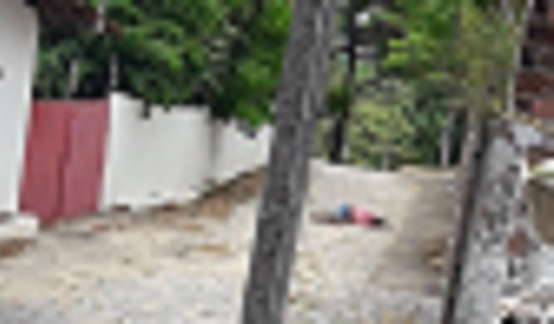 Grupo armado executa jovem durante emboscada próximo a bar